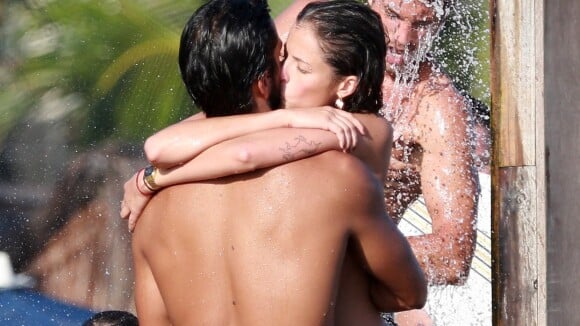 Rodrigo Simas e Agatha Moreira trocam beijos apaixonados na praia. Fotos!