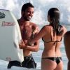 Agatha Moreira e Rodrigo Simas se divertem em praia carioca