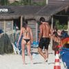 Agatha Moreira e Rodrigo Simas caminham na praia juntos
