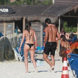 Agatha Moreira e Rodrigo Simas caminham na praia juntos