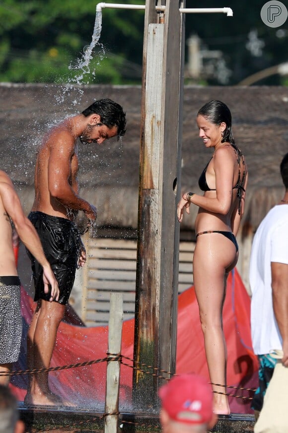 Agatha Moreira e Rodrigo Simas se refrescam no chuveirão