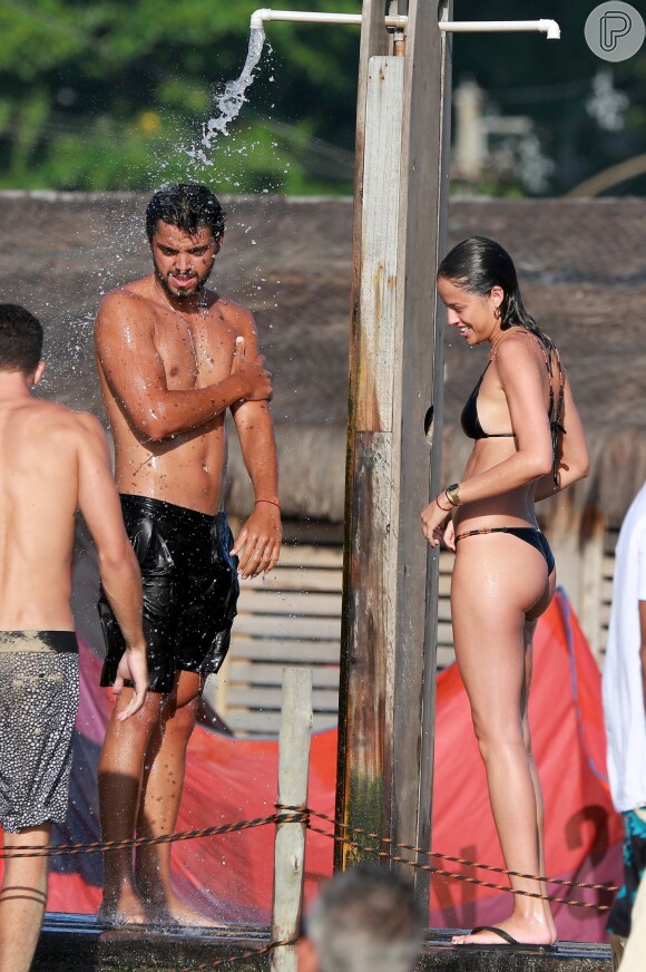 Agatha Moreira e Rodrigo Simas aproveitam tarde de domingo na praia