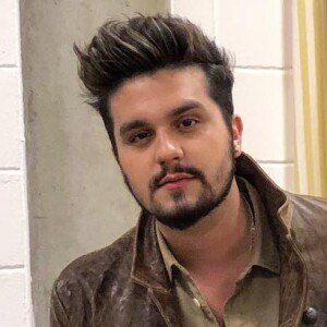 Luan Santana sabia que ia virar alvo de comentários divertidos por conta do cabelo novo: 'Já tô vendo os meus fãs começarem com os memes'