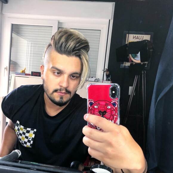 Luan Santana, no ano passado, surgiu com um moicano com luzes mais claras