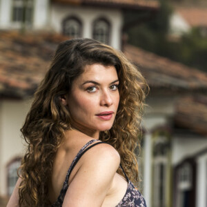 Na novela 'Espelho da Vida', Isabel (Alinne Moraes) dirá a Cris (Vitoria Strada): "Você é a última pessoa que esperava ver aqui"
