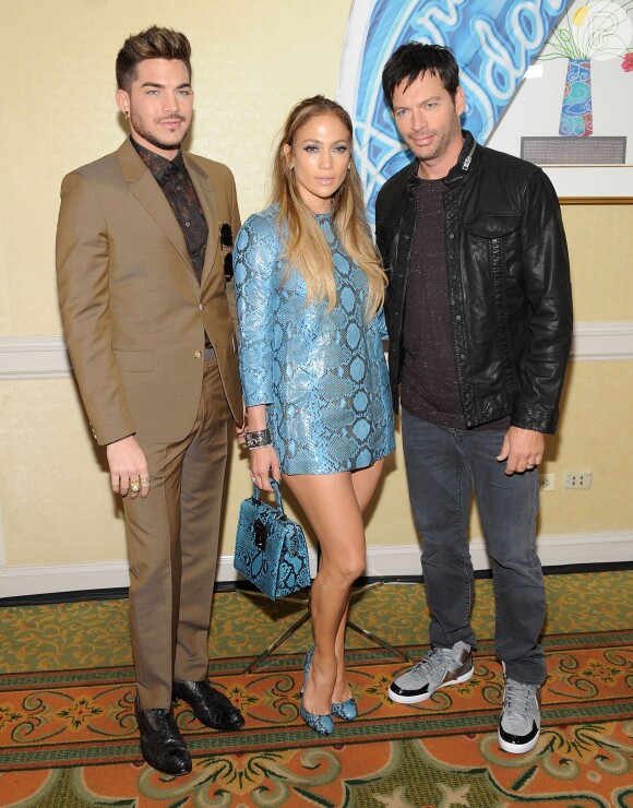 Jennifer Lopez posou ao lado dos jurados Harry Connick Jr. e Adam Lambert