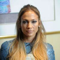Jennifer Lopez combina look em divulgação de nova temporada do 'American Idol'