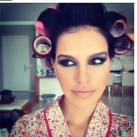 Mariana Rios posta foto com bobes nos cabelos e toda maquiada em seu Instagram