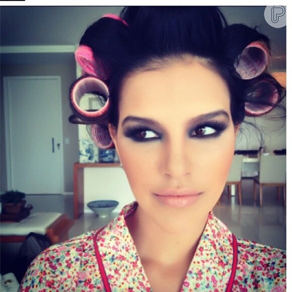 Mariana Rios aparece maquiada e de bobes nos cabelos em seu Instagram; a atriz anuncia novidades em seu novo blog, em 14 de fevereiro de 2013