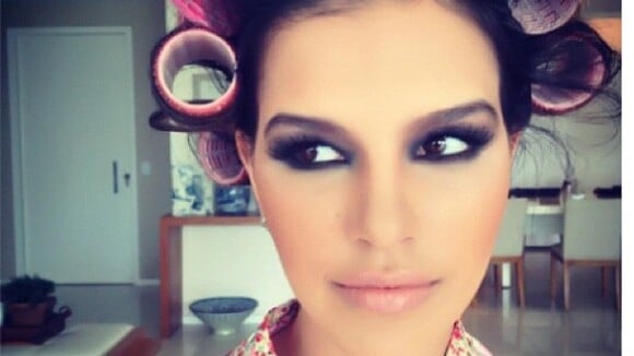 Mariana Rios posta foto com bobes nos cabelos e toda maquiada em seu Instagram