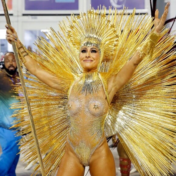 Sabrina Sato desfilou com fantasia transparente no Carnaval 2018 pela Vila Isabel