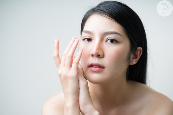 Outra dica que ajuda a cuidar melhor da pele é manter somente os produtos específicos para o seu tipo de pele