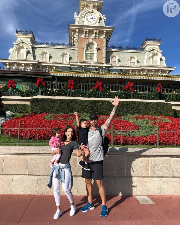 Adriana Sant'Anna viajou para Orlando acompanhada do marido, Rodrigão, dos filhos, Linda e Rodrigo, e de um grupo de amigos