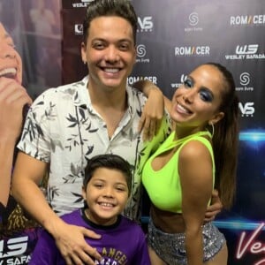 Wesley Safadão e o filho Yhudy posaram com Anitta nos bastidores de show