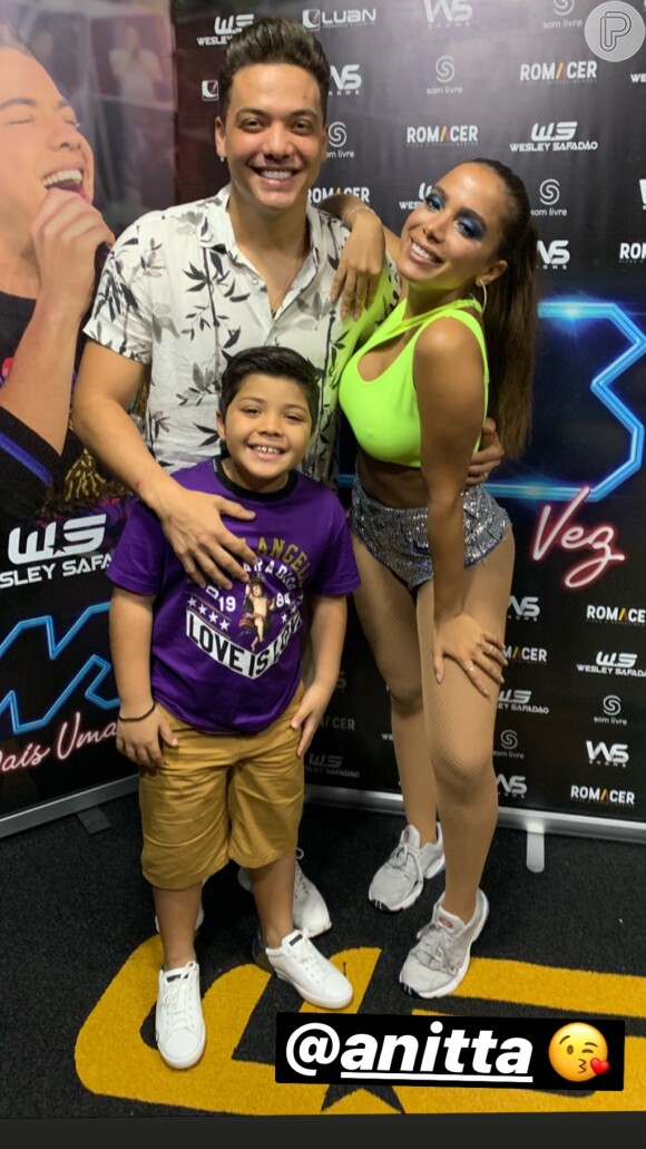 Wesley Safadão e o filho Yhudy posaram com Anitta nos bastidores de show