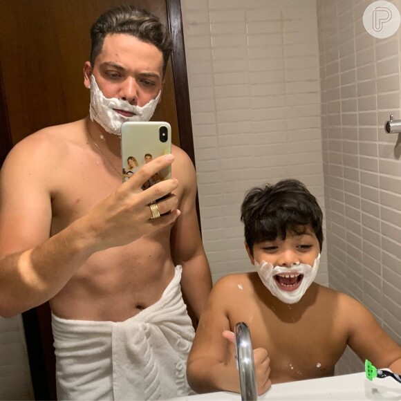 Wesley Safadão se fotografou fazendo a barba com o filho, Yhudy