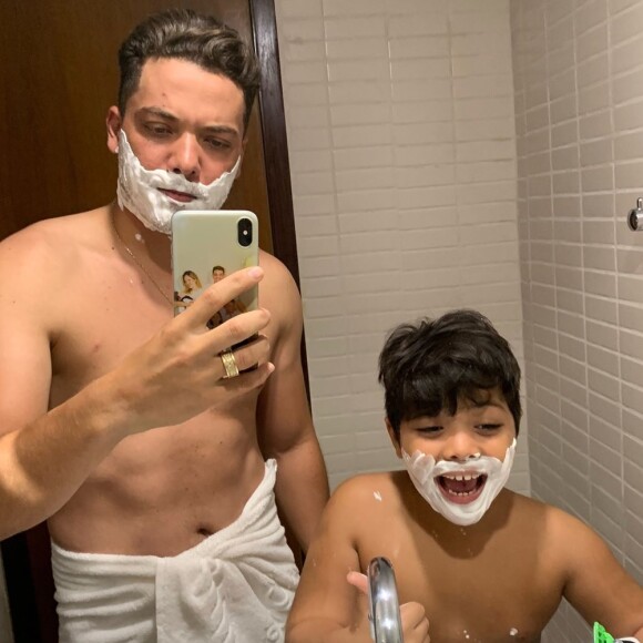 Wesley Safadão se fotografou fazendo a barba com o filho, Yhudy