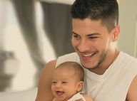 Sophia esbanja fofura em foto com o pai, Arthur Aguiar: 'Sorriso gostoso'