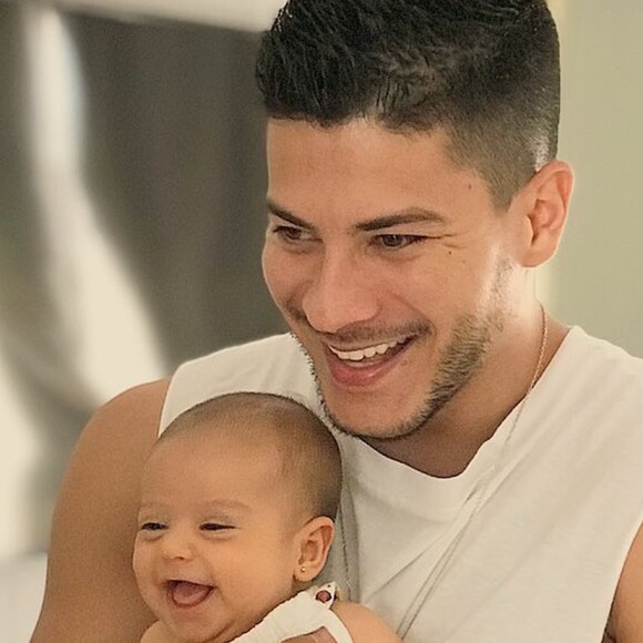Sophia esbanjou fofura em foto com o pai, Arthur Aguiar: 'Sorriso gostoso'