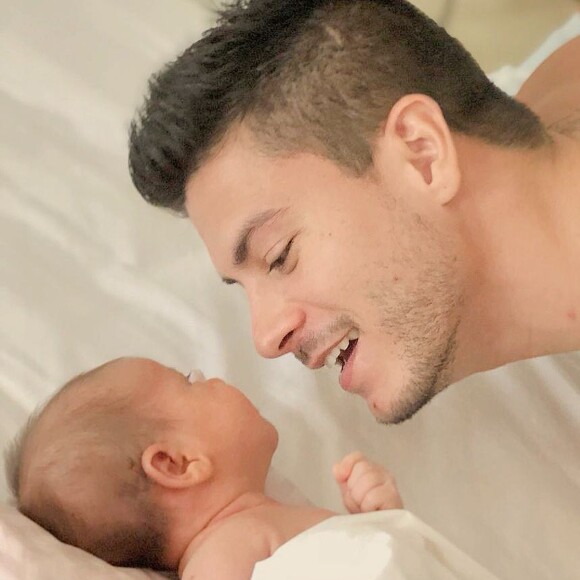 Arthur Aguiar lamentou as críticas recebidas por mostrar foto com a sua filha com Mayra Cardi: 'É chocante ver todo esse movimento. É triste'