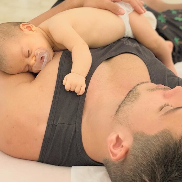 Arthur Aguiar, marido de Mayra Cardi, com frequência compartilha momentos ao lado da filha, Sophia, de quase 3 meses