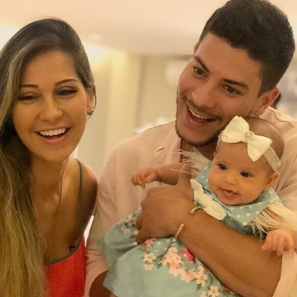 Arthur Aguiar foi criticado ao exibir a primeira foto da sua filha, Sophia, fruto do seu casamento com Mayra Cardi