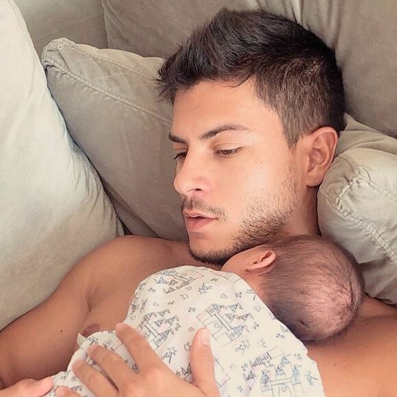 Arthur Aguiar com frequência compartilha momentos ao lado da filha, Sophia, fruto do seu casamento com Mayra Cardi