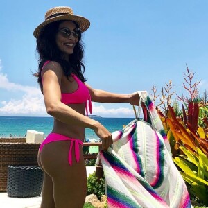 Para dar ainda mais cor ao beachwear, Juliana Paes usou uma canga colorida junto com um biquíni rosa neon