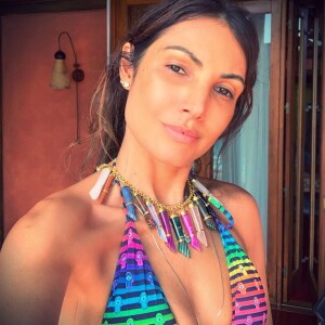 Patricia Poeta montou um look de praia megacolorido com biquíni e colar de pingentes