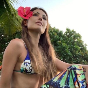 Patricia Poeta também combinou estampas florais supercoloridas no look de praia
