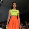 Neon é tendência e vale investir em uma saia fluorescente para criar um look bem aceso no verão