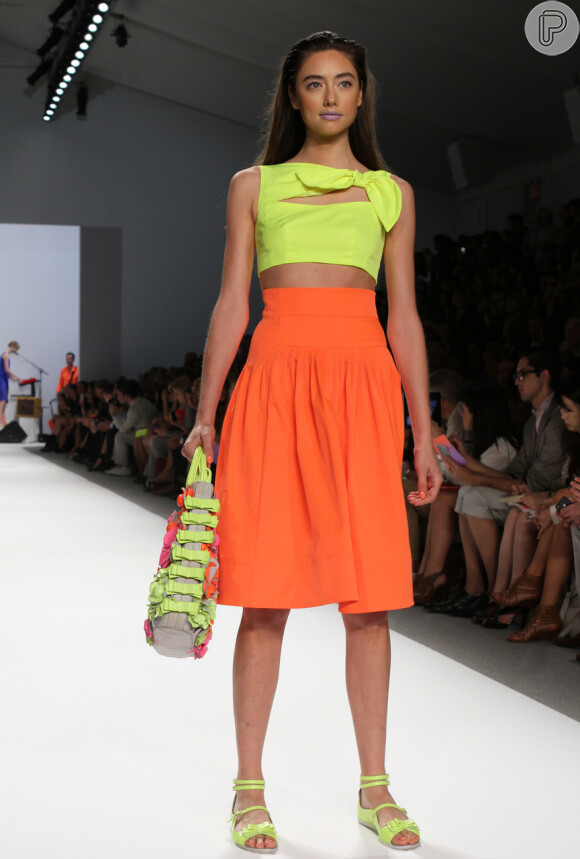 Neon é tendência e vale investir em uma saia fluorescente para criar um look bem aceso no verão