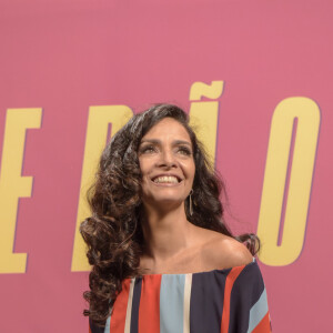 Claudia Ohana apostou em blusa ombro a ombro e saia plissada de mesma estampa para a coletiva de Verão 90