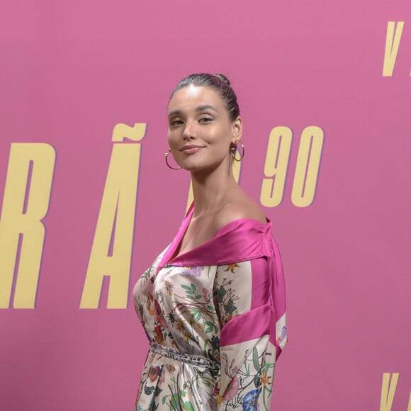 Débora Nascimento apostou no vestido com estampa tropical e detalhes em rosa para a coletiva de Verão 90