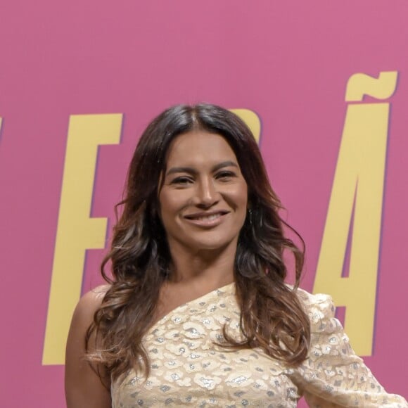 Dira Paes apostou no macacão de renda nude para a coletiva da novela Verão 90