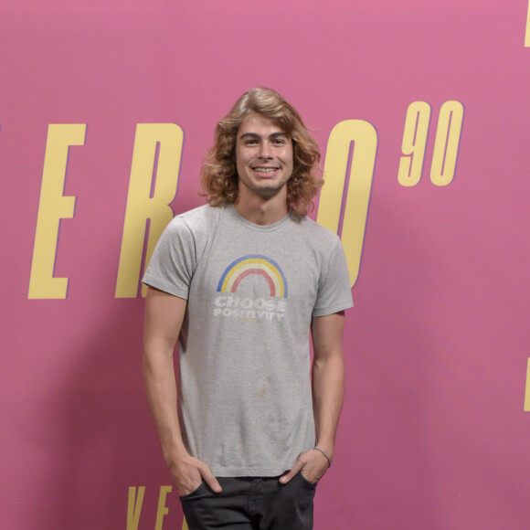 Rafael Vitti apostou em um look casual de calça jeans preta e t-shirt