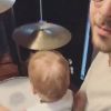 Junior Lima compartilhou vídeos nos quais o filho, Otto, aparece 'tocando' bateria