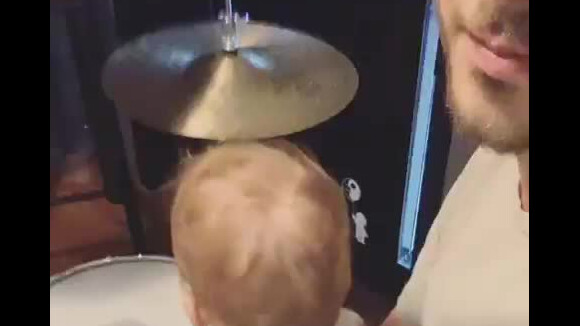 Junior Lima compartilhou vídeos nos quais o filho, Otto, aparece 'tocando' bateria