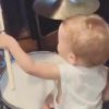 Com 1 ano, filho de Junior Lima e Monica Benini já mostra habilidade na bateria