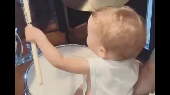 Com 1 ano, filho de Junior Lima e Monica Benini já mostra habilidade na bateria