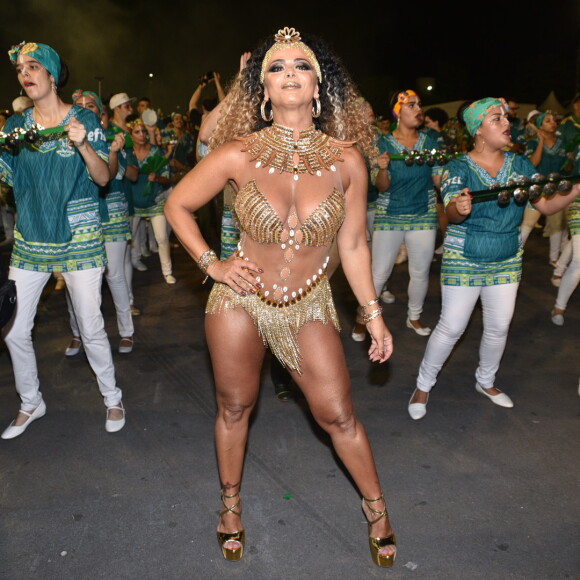 Viviane Araujo apostou em look curto com franjas para desfile