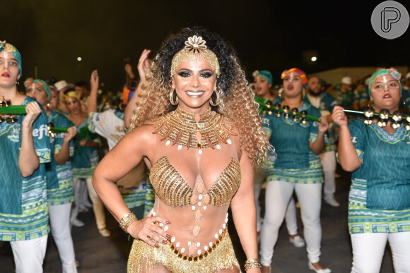 Viviane Araujo esbanjou simpatia em desfile pré-carnaval