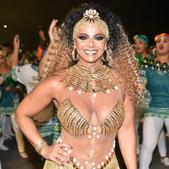 Viviane Araujo esbanjou simpatia em desfile pré-carnaval