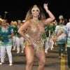 Viviane Araujo mostra gingado e muito samba no pé em desfile de carnaval