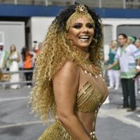 Viviane Araujo usa cabelo cacheado e look com franjas em ensaio no sambódromo