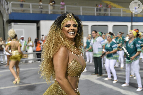 Viviane Araujo mostra cabelo cacheado durante ensaio pela Mancha Verde no sambódromo de São Paulo, na noite deste sábado, 19 de janeiro de 2019