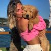 Giovanna Ewbank posa com seu cachorro em Búzios