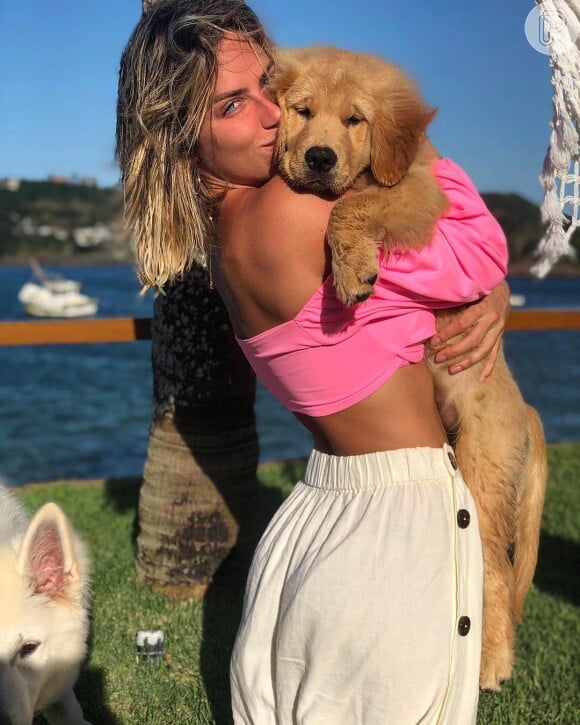Giovanna Ewbank posa com seu cachorro em Búzios