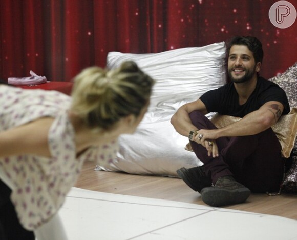 Bruno Gagliasso assistiu ao ensaio da mulher, Giovanna Ewbank, para o quadro 'Dança dos Famosos'