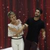 Giovanna Ewbank puxa Bruno Gagliasso para dançar com ela